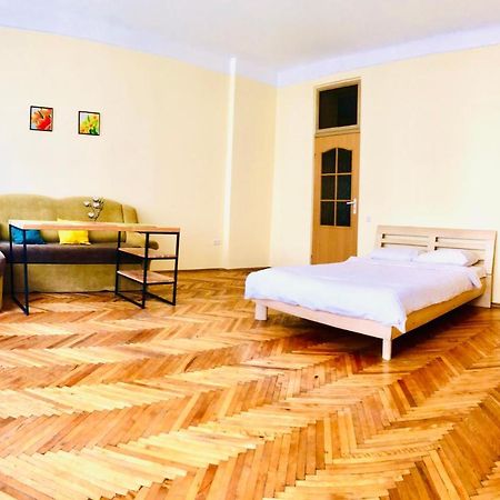 Apartment Near Opera On Horodotska 11 Лвив Екстериор снимка